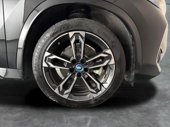 BMW iX1 30 66.5kWh M Sport xDrive (11kW Charger) (313 ps) - REVERSE CAM 