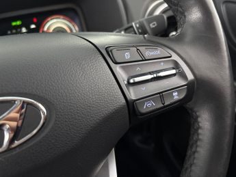 Hyundai Kona 64kWh Premium (10.5kW Charger) (204 ps) - UPGRADED SOUND - LED