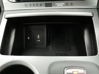Hyundai Kona 64kWh Premium (10.5kW Charger) (204 ps) - KEYLESS ENTRY - LED - 