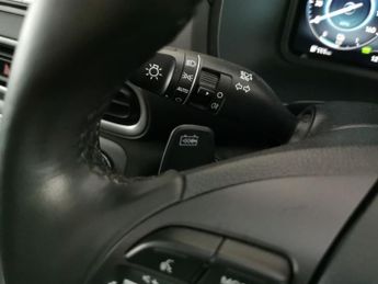 Hyundai Kona 64kWh Premium (10.5kW Charger) (204 ps) - KEYLESS ENTRY - LED - 