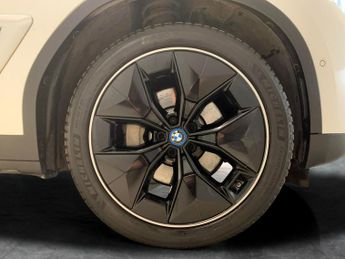 BMW iX3 80kWh Premier Edition Pro (286 ps) - HUD - PARK ASSIST - HK AUDI