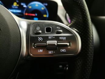 Mercedes-Benz EQA EQA 300 66.5kWh AMG Line 4MATIC (228 ps) - NAV - HEATED LEATHER