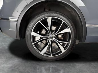 Volkswagen Tiguan 1.4 TSI 13kWh R-Line Plug-in DSG (245 ps) - HEATED SEATS - NAV