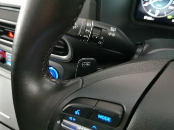 Hyundai Kona 64kWh Premium (10.5kW Charger) (204 ps) - KEYLESS ENTRY - LED - 