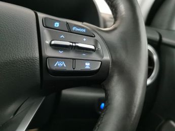 Hyundai Kona 64kWh Premium (10.5kW Charger) (204 ps) - KEYLESS ENTRY - LED - 
