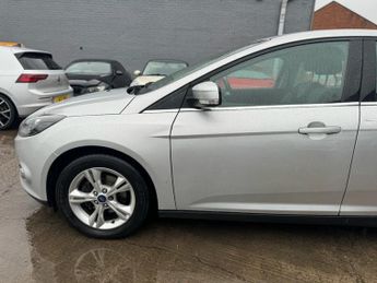 FORD FOCUS 1.6L ZETEC 5d AUTO 124 BHP