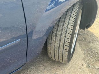 FORD FOCUS 1.6L ZETEC CLIMATE 16V 5d AUTO 101 BHP