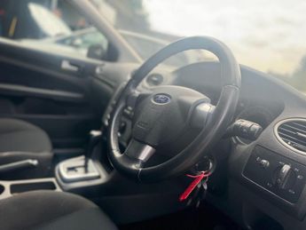 FORD FOCUS 1.6L ZETEC CLIMATE 16V 5d AUTO 101 BHP