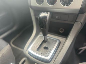 FORD FOCUS 1.6L ZETEC CLIMATE 16V 5d AUTO 101 BHP