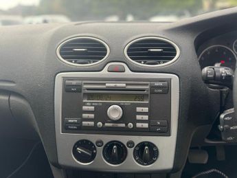 FORD FOCUS 1.6L ZETEC CLIMATE 16V 5d AUTO 101 BHP