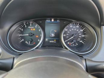 NISSAN QASHQAI 1.3 DIG-T Tekna in black with 28,400 miles, 1 owner, full servic
