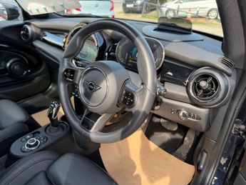 MINI Electric Hatch 32.6kWh Level 3 Hatchback 3dr Electric Auto (184 ps)