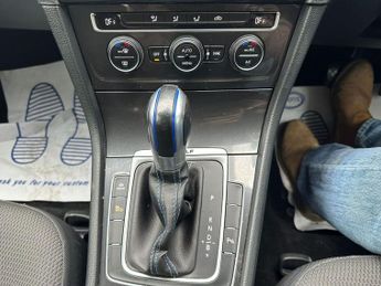 VOLKSWAGEN E-GOLF 35.8kWh e-Golf Hatchback 5dr Electric Auto (136 ps)