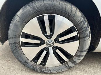 VOLKSWAGEN E-GOLF 35.8kWh e-Golf Hatchback 5dr Electric Auto (136 ps)