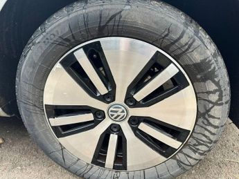 VOLKSWAGEN E-GOLF 35.8kWh e-Golf Hatchback 5dr Electric Auto (136 ps)