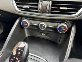 ALFA ROMEO GIULIA 2.2 TD Super Saloon 4dr Diesel Auto Euro 6 (s/s) (180 ps)