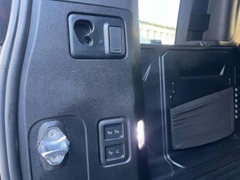 LAND ROVER DEFENDER 2.0 SD4 HSE SUV 5dr Diesel Auto 4WD Euro 6 (s/s) (240 ps)