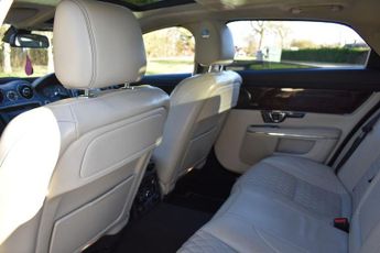 JAGUAR XJ 3.0d V6 Portfolio Saloon 4dr Diesel Auto Euro 6 (s/s) (LWB) (300