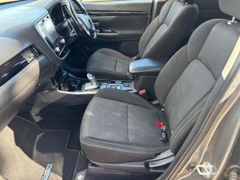 MITSUBISHI OUTLANDER 2.4h TwinMotor 13.8kWh Design SUV 5dr Petrol Plug-in Hybrid CVT 