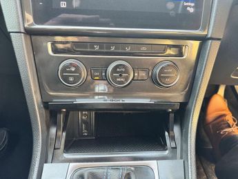 VOLKSWAGEN E-GOLF 35.8kWh e-Golf Hatchback 5dr Electric Auto (136 ps)