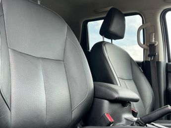 NISSAN NAVARA 2.3 dCi Tekna Pickup Double Cab 4dr Diesel Manual 4WD Euro 6 (s/