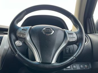 NISSAN NAVARA 2.3 dCi Tekna Pickup Double Cab 4dr Diesel Manual 4WD Euro 6 (s/