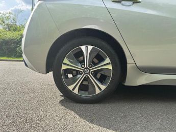 NISSAN LEAF 40kWh N-Connecta Hatchback 5dr Electric Auto (150 ps)