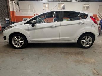 FORD FIESTA 1.0T EcoBoost Zetec Hatchback 5 Door Petrol Automatic White Powe