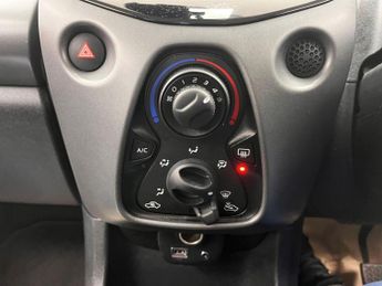 TOYOTA AYGO 1.0 VVT-i x-play Hatchback 5dr Petrol Manual Euro 6 (s/s) (71 ps