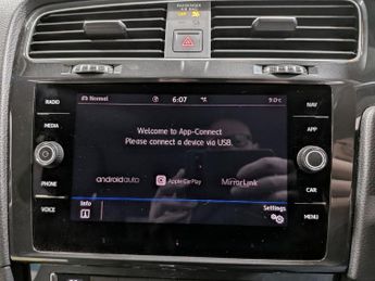 VOLKSWAGEN E-GOLF 35.8kWh e-Golf Hatchback 5dr Electric Auto (136 ps)