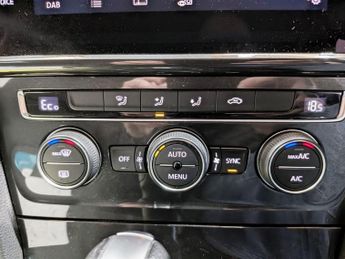 VOLKSWAGEN E-GOLF 35.8kWh e-Golf Hatchback 5dr Electric Auto (136 ps)