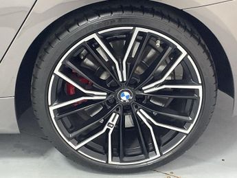 BMW 5 SERIES 4.4 M550i V8 Saloon 4dr Petrol Steptronic xDrive Euro 6 (s/s) (5