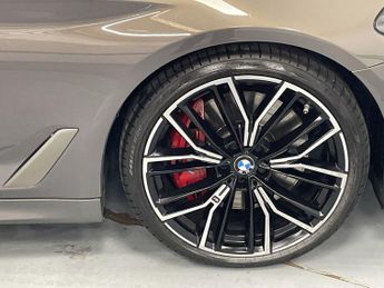 BMW 5 SERIES 4.4 M550i V8 Saloon 4dr Petrol Steptronic xDrive Euro 6 (s/s) (5