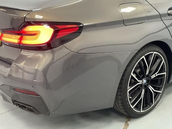 BMW 5 SERIES 4.4 M550i V8 Saloon 4dr Petrol Steptronic xDrive Euro 6 (s/s) (5