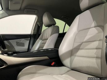 LEXUS IS 2.5 300h Executive Edition Saloon 4dr Petrol Hybrid E-CVT Euro 5