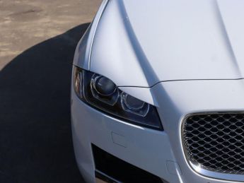 JAGUAR XF 2.0d Portfolio Saloon 4dr Diesel Auto Euro 6 (s/s) (180 ps)
