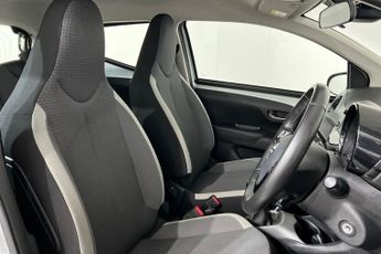 TOYOTA AYGO 1.0 VVT-i x-play Hatchback 5dr Petrol Manual Euro 6 (s/s) (71 ps