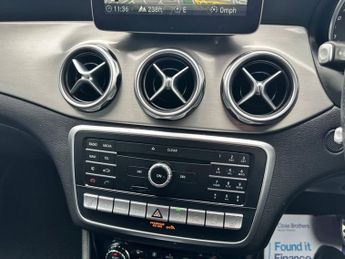 MERCEDES-BENZ GLA220 2.1 GLA220d AMG Line (Premium) SUV 5dr Diesel 7G-DCT 4MATIC Euro