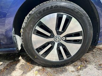 VOLKSWAGEN E-GOLF 35.8kWh e-Golf Hatchback 5dr Electric Auto (136 ps)