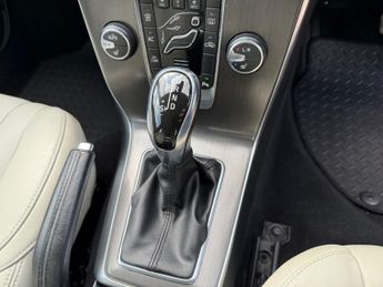VOLVO V40 2.0 D3 SE Hatchback 5dr Diesel Geartronic Euro 5 (s/s) (150 ps)