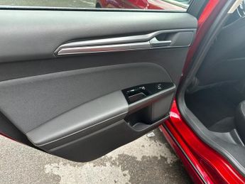 FORD MONDEO 2.0 TDCi Titanium Hatchback 5dr Diesel Powershift Euro 6 (s/s) (