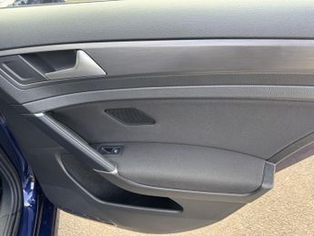 VOLKSWAGEN E-GOLF 35.8kWh e-Golf Hatchback 5dr Electric Auto (136 ps)