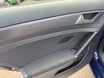 VOLKSWAGEN E-GOLF 35.8kWh e-Golf Hatchback 5dr Electric Auto (136 ps)
