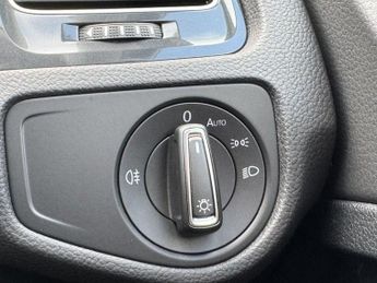 VOLKSWAGEN E-GOLF 35.8kWh e-Golf Hatchback 5dr Electric Auto (136 ps)
