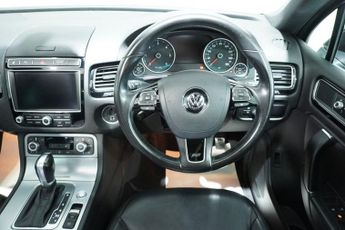 VOLKSWAGEN TOUAREG 3.0 TDI V6 BlueMotion Tech R-Line SUV 5dr Diesel Tiptronic 4WD E