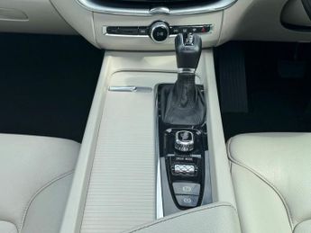 VOLVO XC60 2.0 D4 Momentum Pro SUV 5dr Diesel Auto AWD Euro 6 (s/s) (190 ps