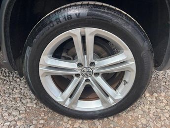 VOLKSWAGEN TIGUAN 2.0 TDI BlueMotion Tech R-Line SUV 5dr Diesel DSG 4WD Euro 5 (s/