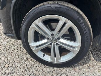 VOLKSWAGEN TIGUAN 2.0 TDI BlueMotion Tech R-Line SUV 5dr Diesel DSG 4WD Euro 5 (s/