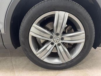 VOLKSWAGEN TIGUAN 2.0 TSI SEL SUV 5dr Petrol DSG 4Motion Euro 6 (s/s) (180 ps)