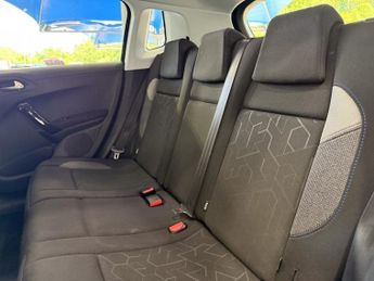 PEUGEOT 2008 1.2 PureTech Signature SUV 5dr Petrol Manual Euro 6 (s/s) (82 ps
